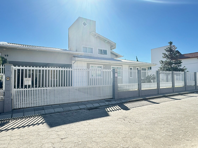 Casa Moderna e Aconchegante a 300m do mar - SDI005