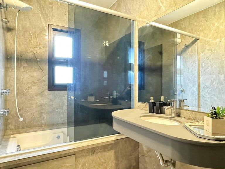 Ampla Casa com piscina a 100m da Praia da Vila Nova - IMB001