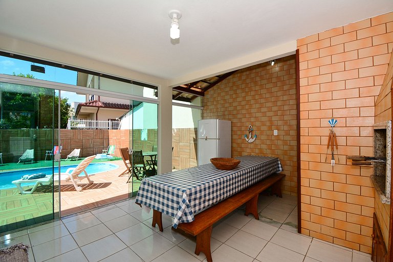 Casa c/ Piscina a 250m da Praia da Pinheira PLH006