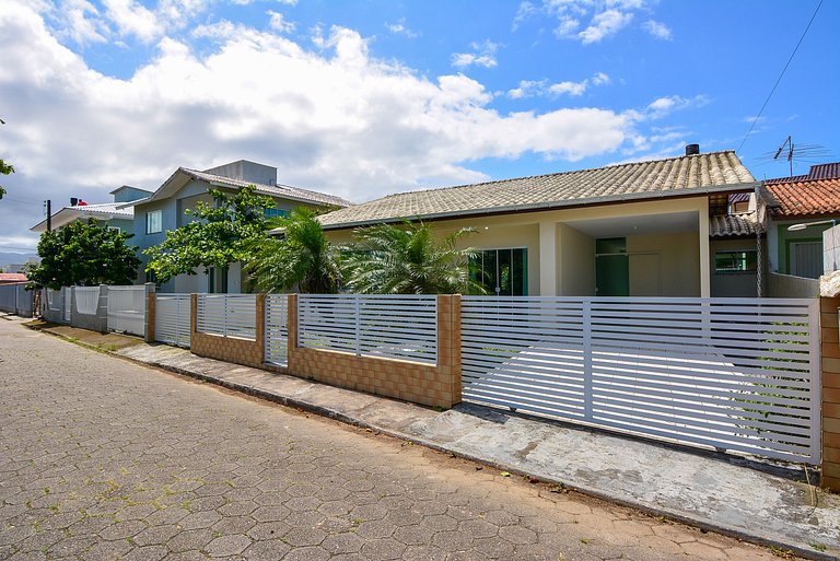 Casa c/ Piscina a 250m da Praia da Pinheira PLH006