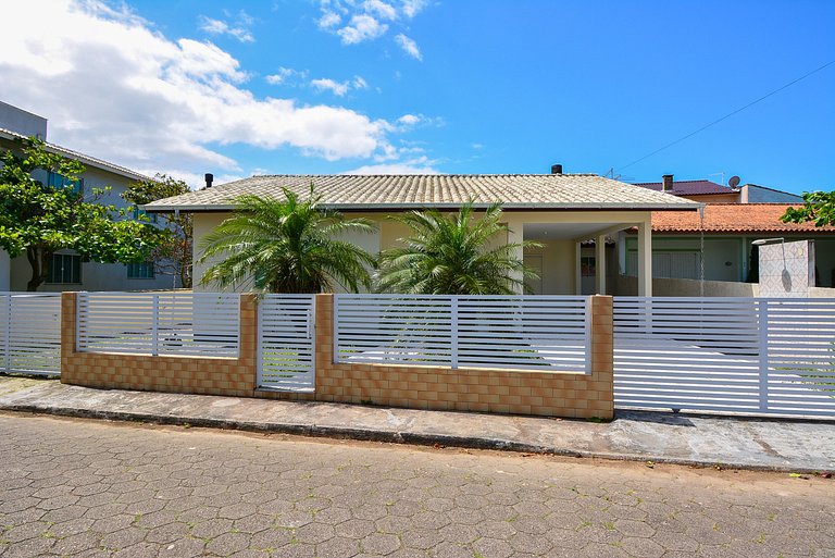 Casa c/ Piscina a 250m da Praia da Pinheira PLH006