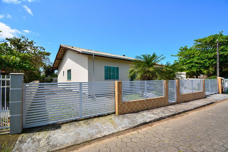 Casa c/ Piscina a 250m da Praia da Pinheira PLH006