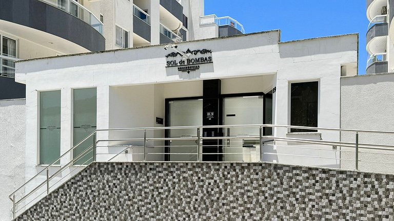 Cobertura com Piscina na praia de Bombas - BOM003