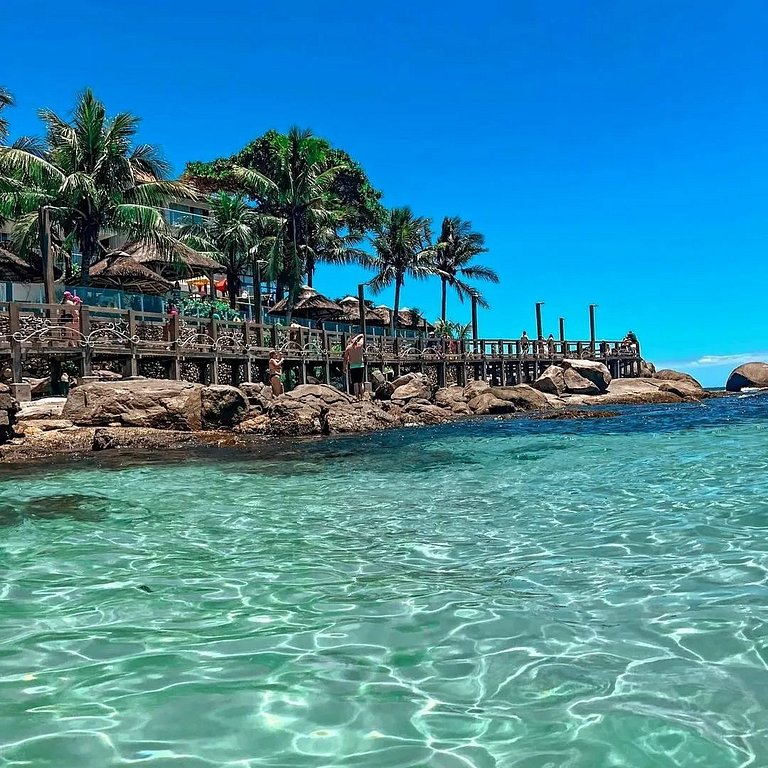 Cobertura com Piscina na praia de Bombas - BOM003