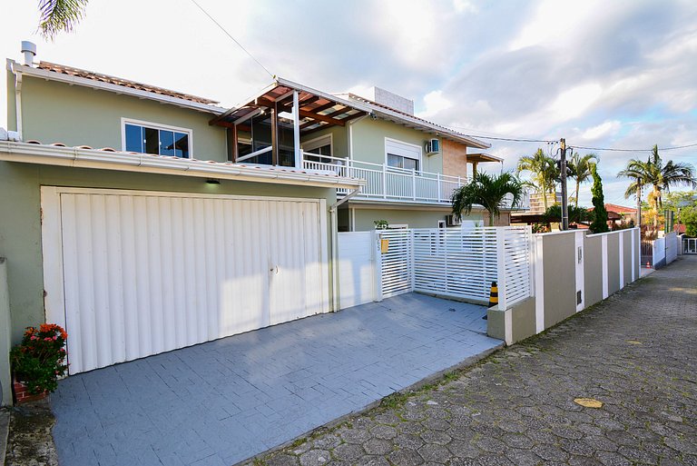 Casa com Piscina no Ribeirão da Ilha - SDI013