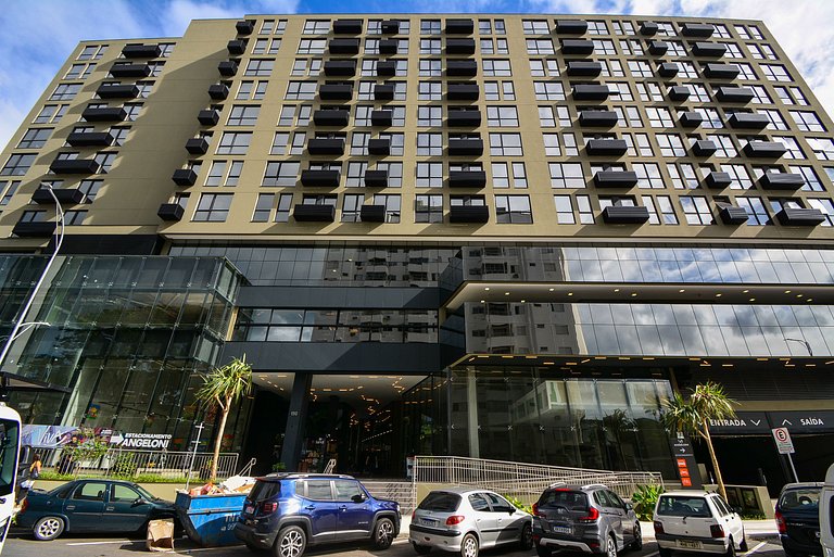 Luxuoso Studio em frente a UFSC e HU - CEN011