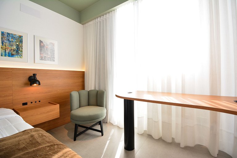 Luxuoso Studio em frente a UFSC e HU - CEN011