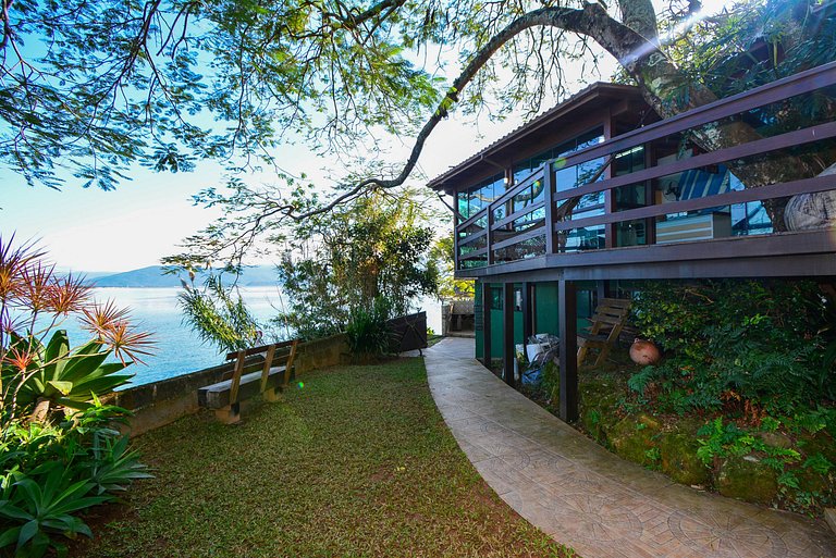 Casa à Beira Mar no Ribeirão da Ilha - SDI012