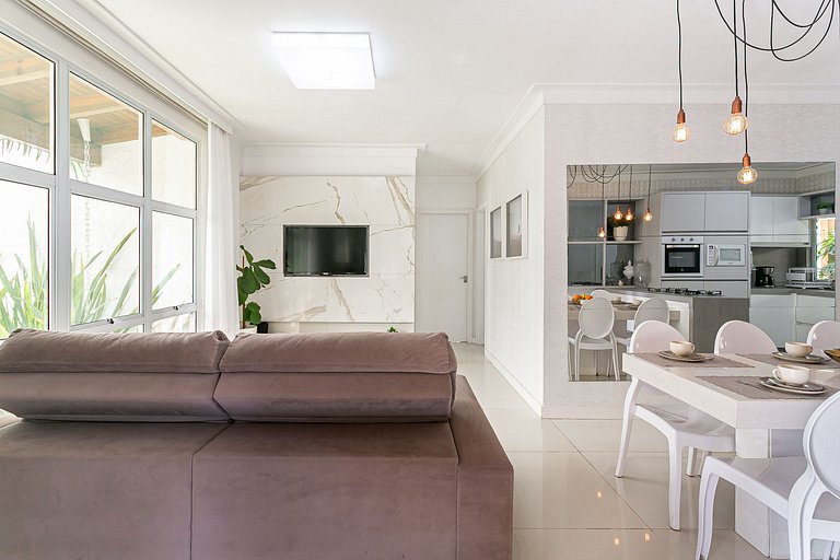 Elegante Casa com Piscina em Canasvieiras - NDI015