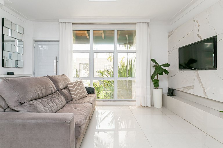 Elegante Casa com Piscina em Canasvieiras - NDI015