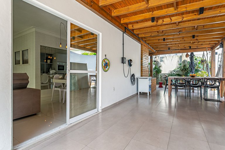 Elegante Casa com Piscina em Canasvieiras - NDI015