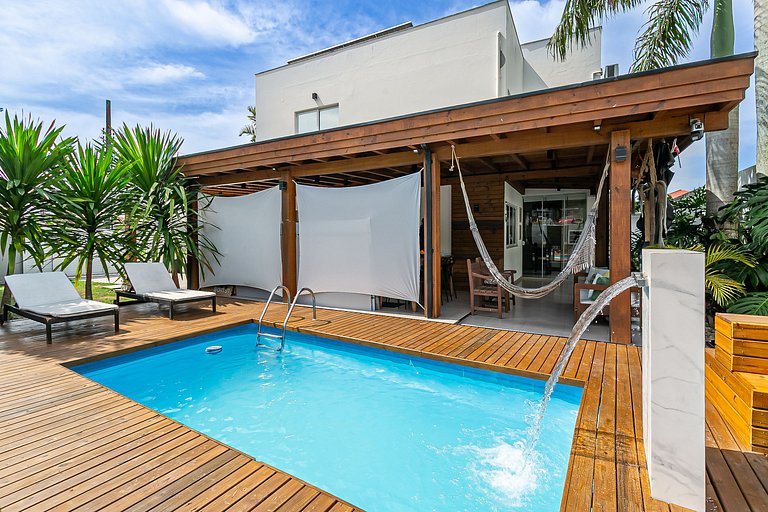 Elegante Casa com Piscina em Canasvieiras - NDI015