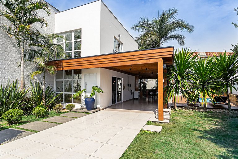 Elegante Casa com Piscina em Canasvieiras - NDI015