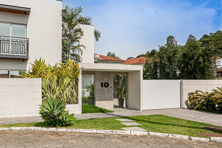 Elegante Casa com Piscina em Canasvieiras - NDI015