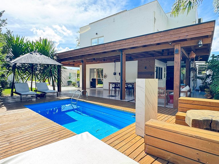 Elegante Casa com Piscina em Canasvieiras - NDI015