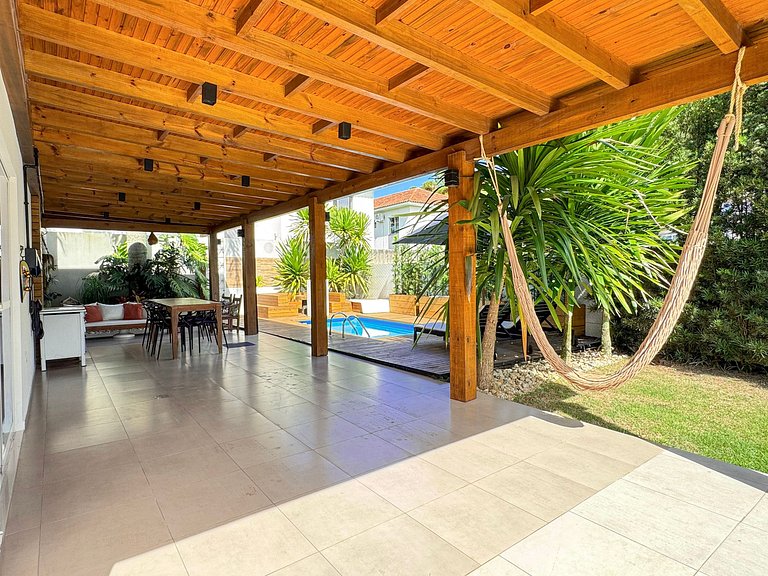 Elegante Casa com Piscina em Canasvieiras - NDI015
