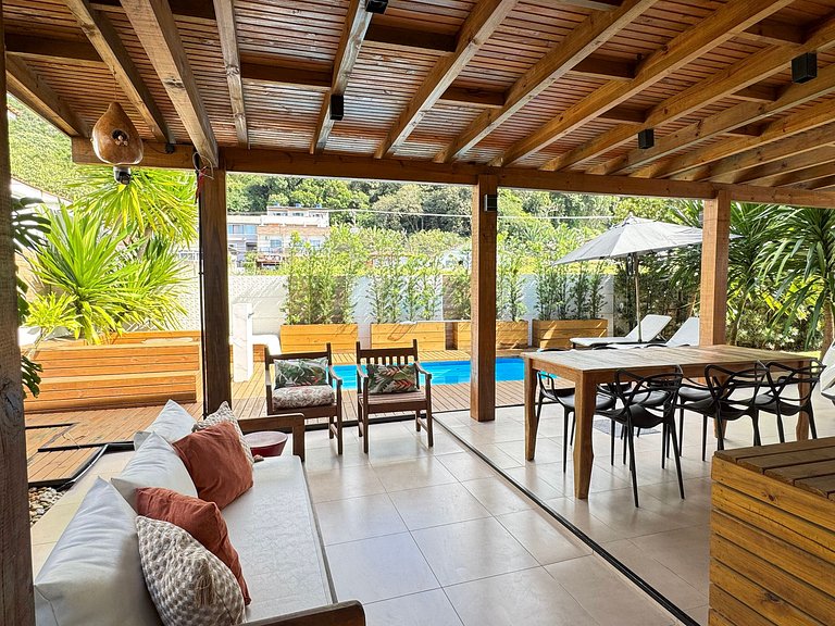 Elegante Casa com Piscina em Canasvieiras - NDI015