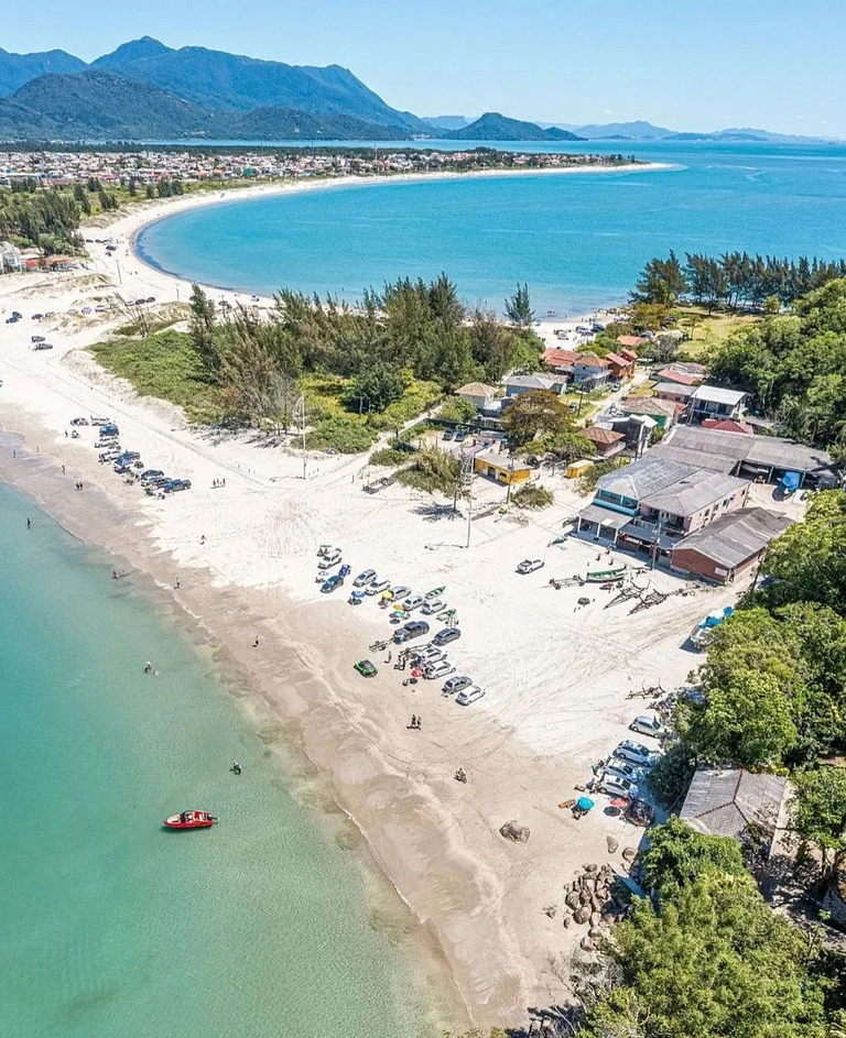 Casa c/ Piscina a 250m da Praia da Pinheira PLH006